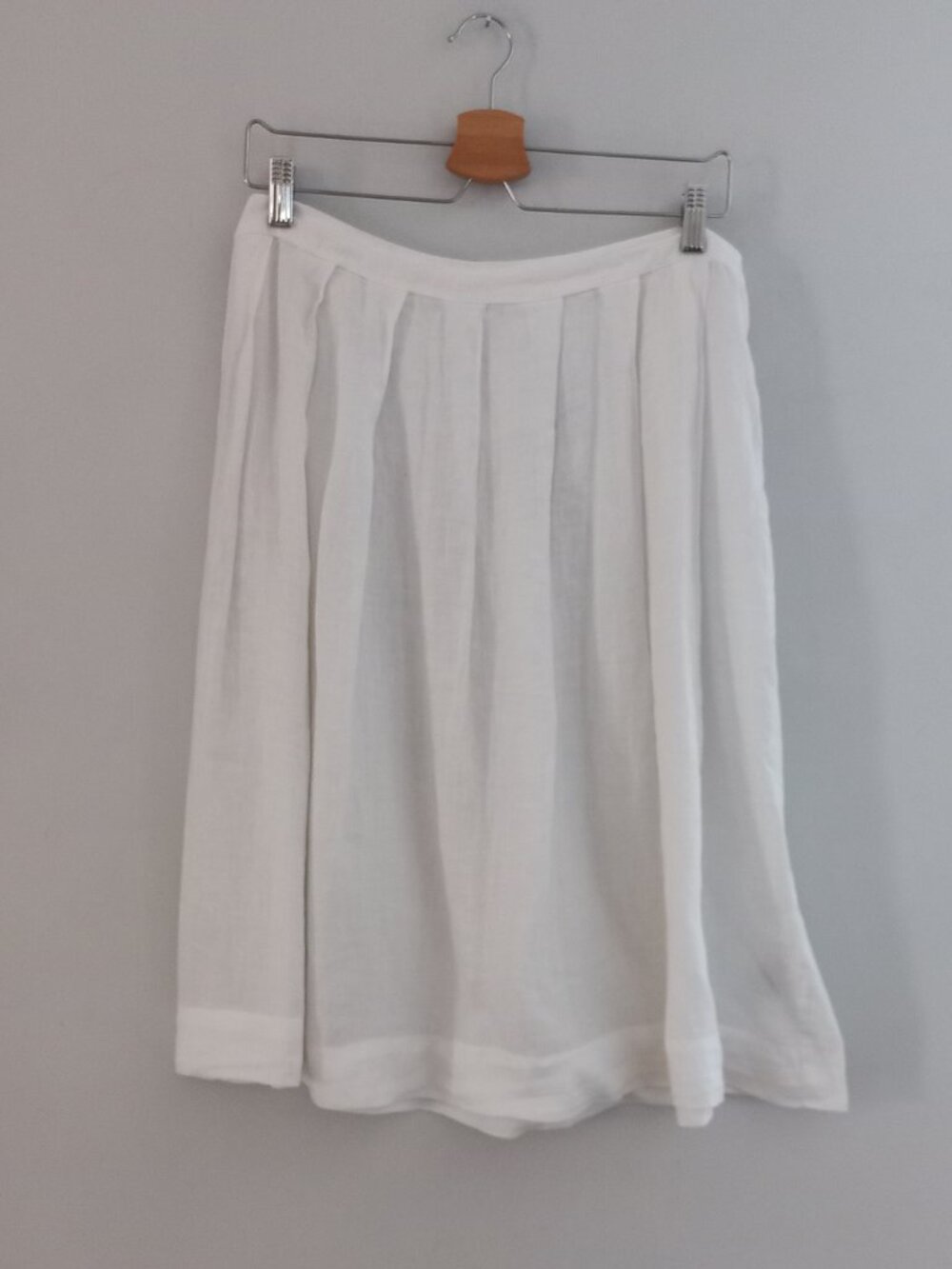 VELVET BY GRAHAM AND SPENCER White linen skirt